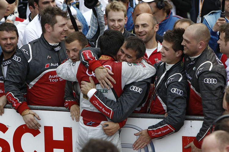 Mike Rockenfeller lässt sich feiern: Der Audi-Pilot baute die Gesamtführung massiv aus