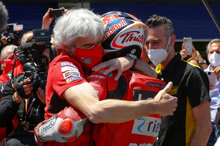 Gigi Dall’Igna umarmte Jack Miller nach dessen ersten MotoGP-Sieg auf Ducati überschwänglich
