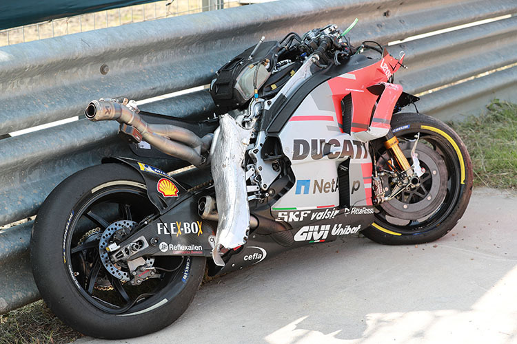 Die Ducati mit der Nr. 99 wurde arg demoliert