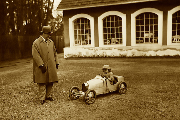 Grosser und kleiner Bugatti
