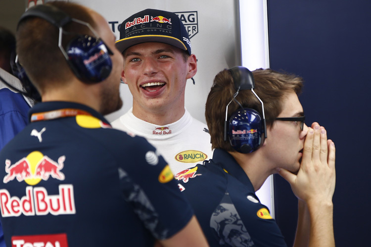 Max Verstappen freut sich, sein Mitarbeiter staunt über die Rundenzeit