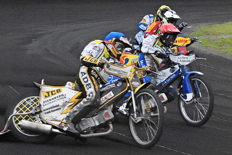 Roberto Haupt (blau) gegen Adrian Gomolski (rot).
