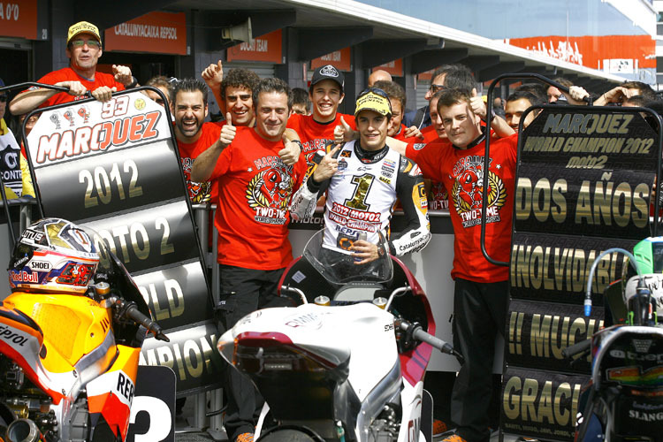 Márquez feiert mit seinem Team den Moto2-Titel