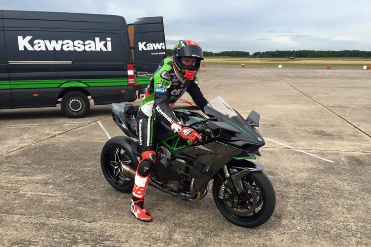 Tom Sykes bei seinem Fahrversuch mit der Kawasaki H2R vor einem Jahr