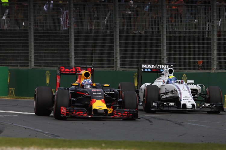 Daniel Ricciardo geht an Felipe Massa vorbei