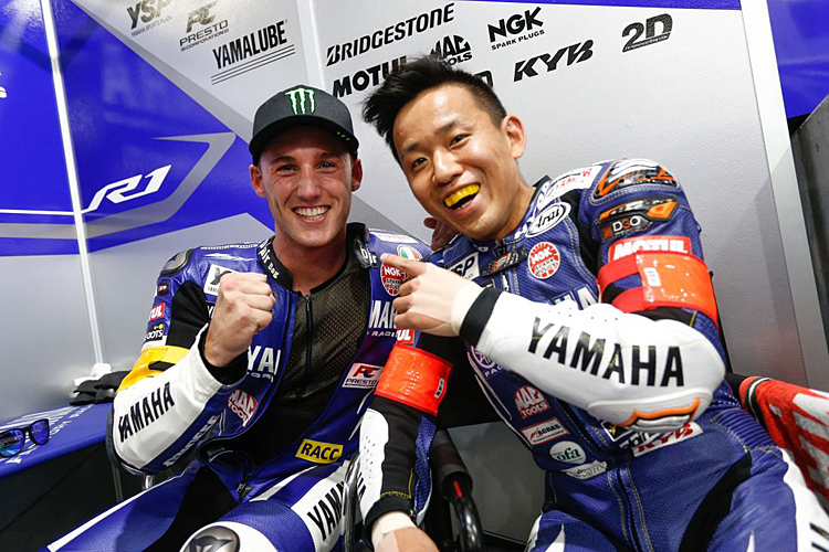 2015 freuten sich das MotoGP-As Pol Espargaró mit Lokalmatador Katsayuki Nakasuga über den Sieg in Suzuka