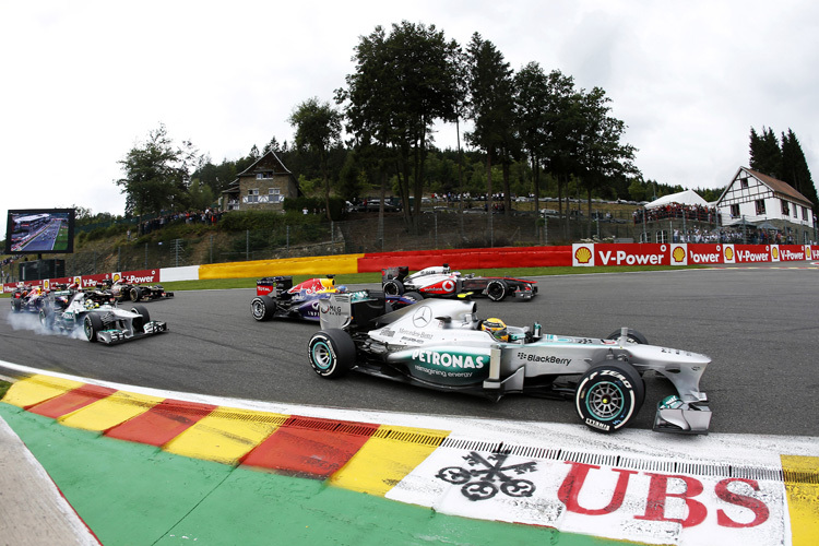 Lewis Hamilton Sekunden nach dem Start in Führung des Belgien-GP