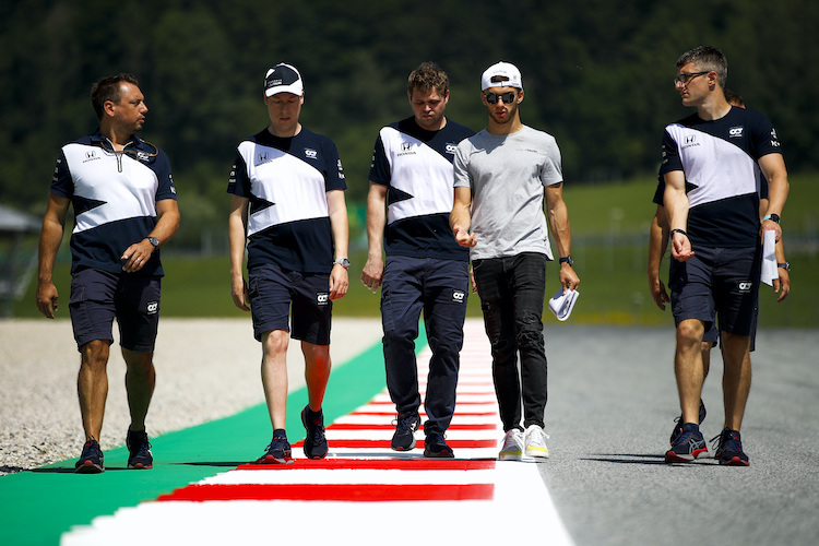 Pierre Gasly (Zweiter von rechts) bei der Pistenbesichtigung