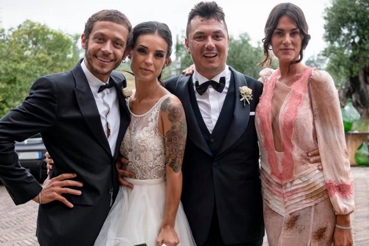 Das Brautpaar in der Mitte. Valentino Rossi und seiner Partnerin Francesca links und rechts aussen