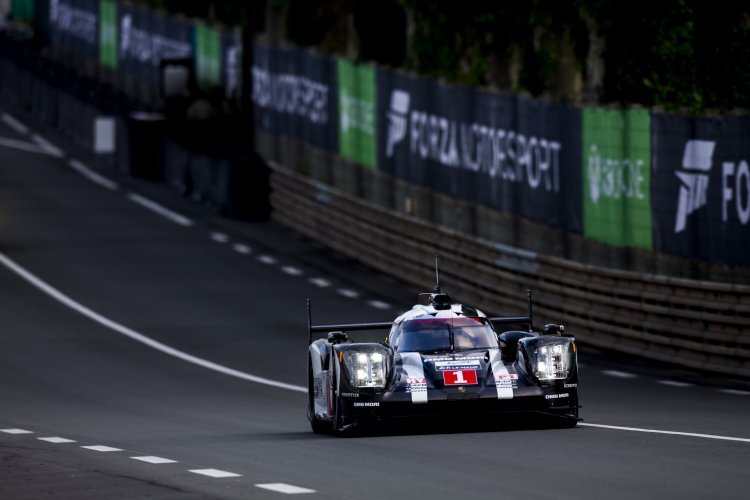 Nach 2,5 Stunden in Le Mans vorn: Der Porsche 919 Hybrid von Timo Bernhard, Mark Webber und Brendon Hartley