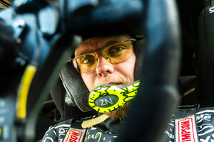 Oliver Solberg greift in 2026 die komplette Saison in ein Rally1-Toyota-Lenkrad)