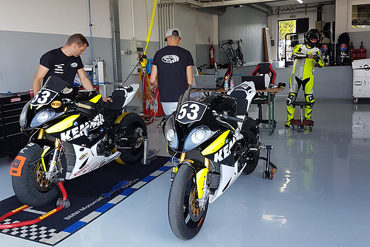 Die Motorräder stehen für den Pre-Test bereit