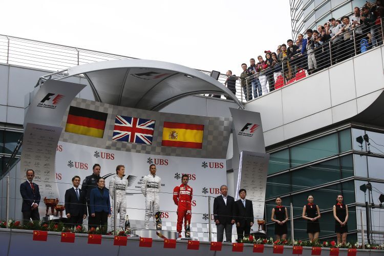 Siegerehrung: Hamilton gewinnt vor Rosberg und Alonso