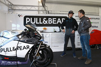Karel Abraham mit Loris Capirossi in der Aspar-Box