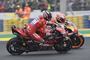 Danilo Petrucci (li.) im Kampf mit Marc Marquez