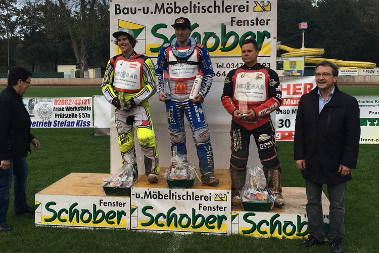Max Dilger (Mitte) gewann das Rennen in Mureck 