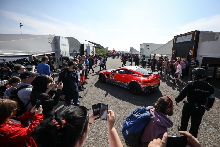 Im Paddock der ADAC GT4 Germany war in Oschersleben richtig viel los