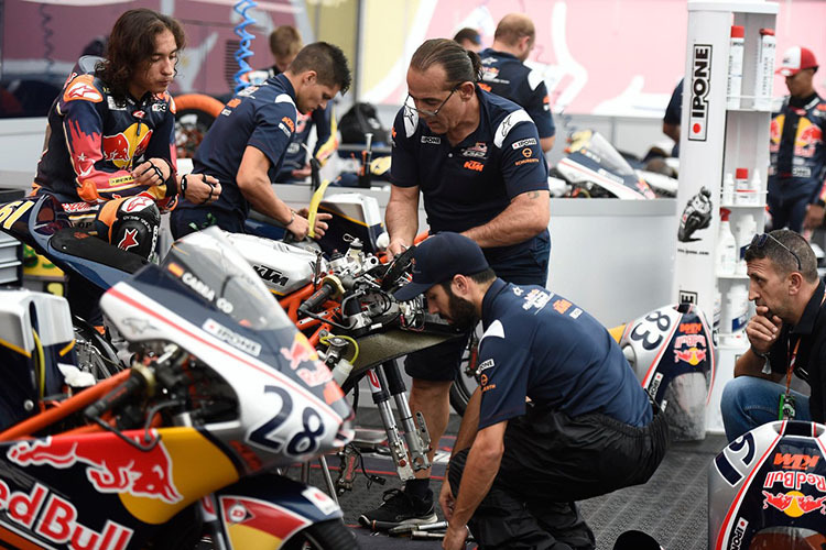 Can Öncü mit den Mechanikern des Red Bull Rookies Cups