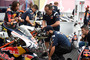 Can Öncü mit den Mechanikern des Red Bull Rookies Cups