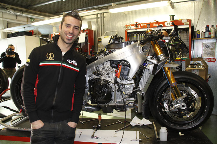 Marco Melandri posierte im Februar bei Aprilia mit der GP-Maschine von Petrucci