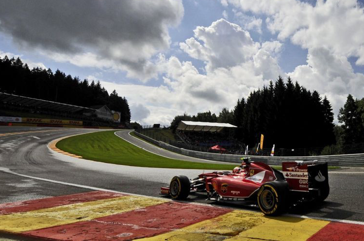 Kimi Räikkönen sticht in die Eau Rouge