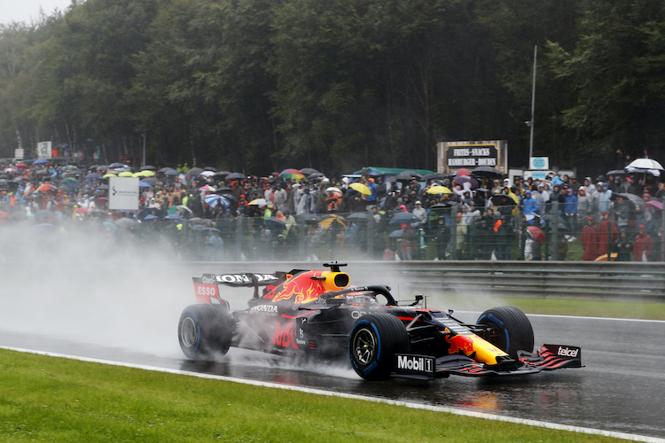 Max Verstappen drehte zwei Runden hinter dem Safety-Car, hinter ihm folgte das restliche Feld