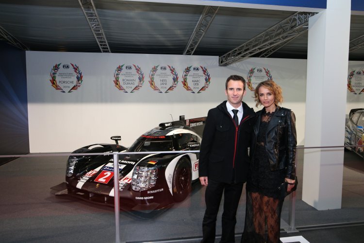 Romain Dumas und Ehefrau vor dem Porsche 919 Hybrid