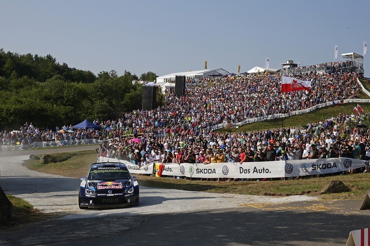 Deutschland-Leader Sébastien Ogier auf der «Panzerplatte»