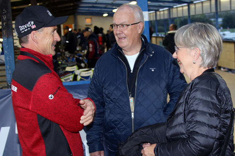 Ole Olsen (Mitte) mit seiner Frau und Hans Nielsen