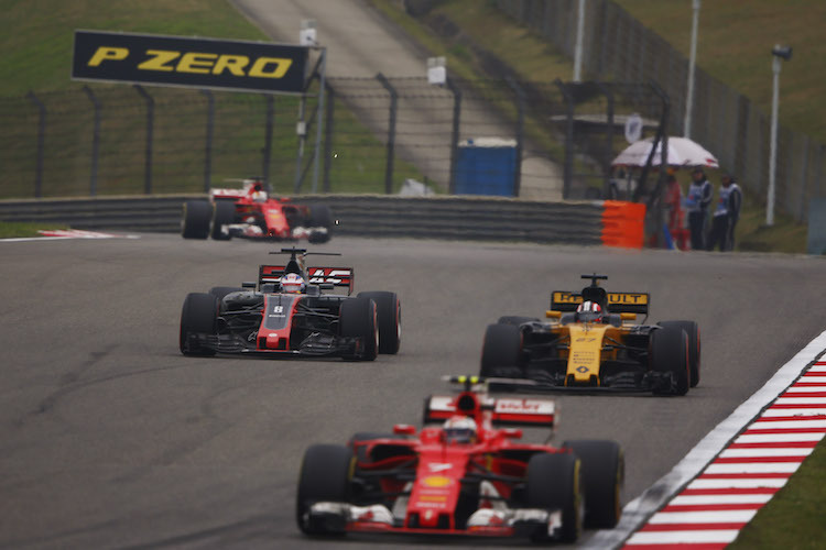 Im Ferrari-Sandwich (vorne Räikkönen, hinten Vettel) fahren Kevin Magnussen (links) und Nico Hülkenberg im Renault