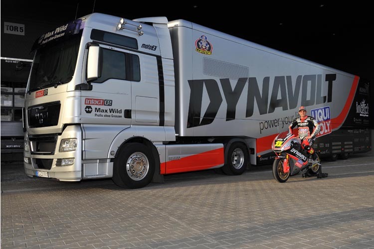 Sandro Cortese vor dem neuen Team-Lkw