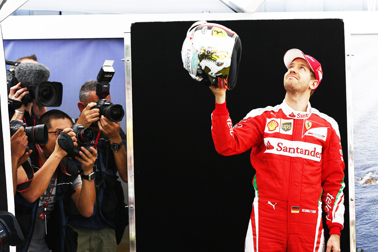 Sebastian Vettel mit seinem neuen Goldhelm 