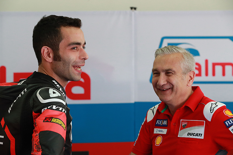 Danilo Petrucci (li.) mit Ducati-Teammanager Davide Tardozzi