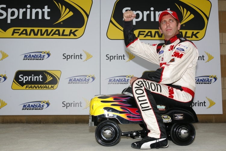 Greg Biffle mit der etwas anderen Pole-Trophäe