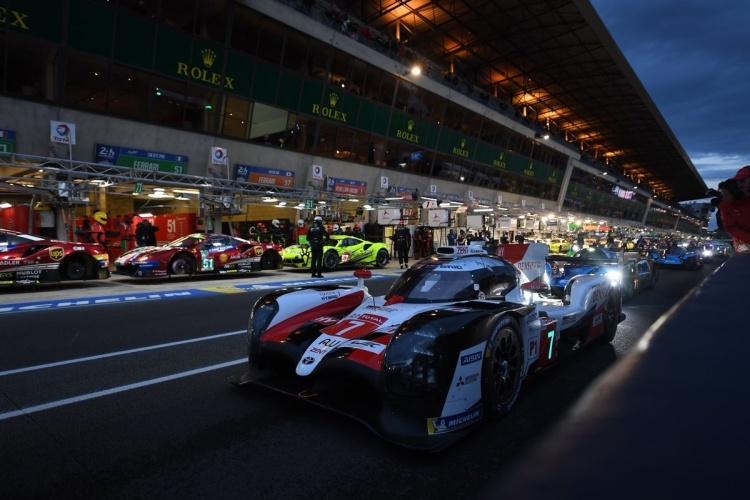In Le Mans bislang vorne: Der Toyota TS050 Hybrid von Kamui Kobayashi