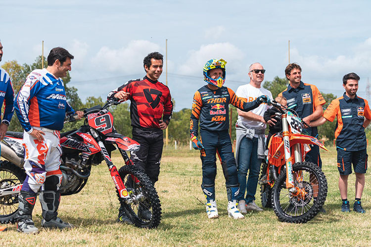 Motocross-Training mit KTM-Star Tony Cairoli (rechts, Nr. 222). Links: Max Giusti, italienischer TV-Moderator 