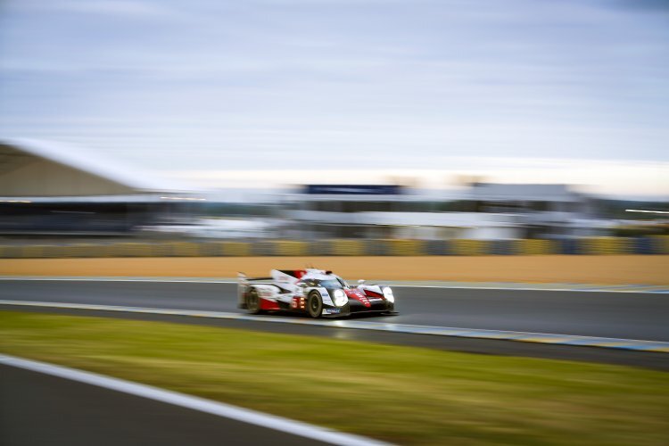 In Führung: Der Toyota TS050 Hybird von Anthony Davidson, Sébastien Buemi und Kazuki Nakajima