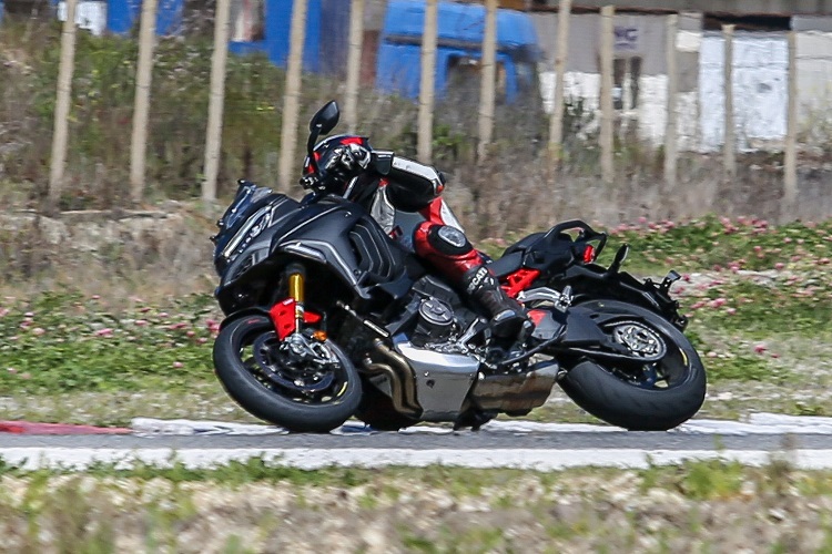 Prototyp der Ducati Multistrada V4 Pikes Peak: 17er Voderrad, Einarmschwinge, semiaktives Öhlins-Fahrwerk