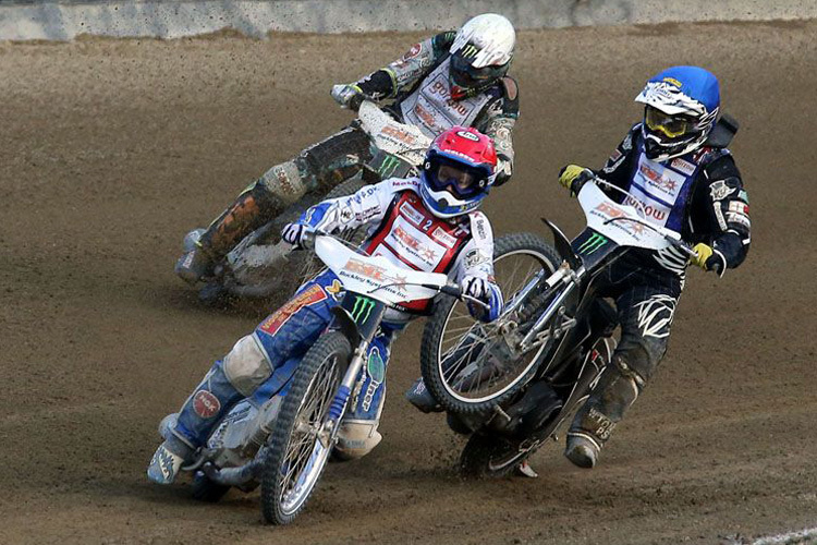 Tai Woffinden (Blau) fährt immer volle Attacke