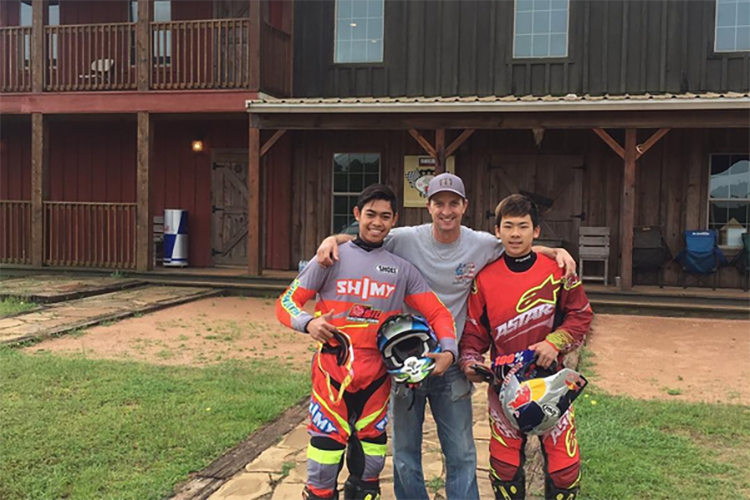 Adam Norrodin, Colin Edwards und Ayumu Sasaki auf Edwards' Ranch in Texas