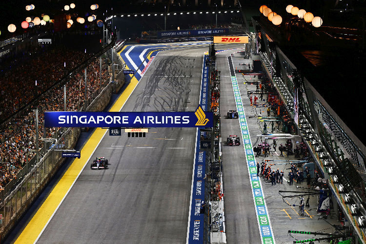 Die Boxengasse und die Start-Ziel-Gerade in Singapur