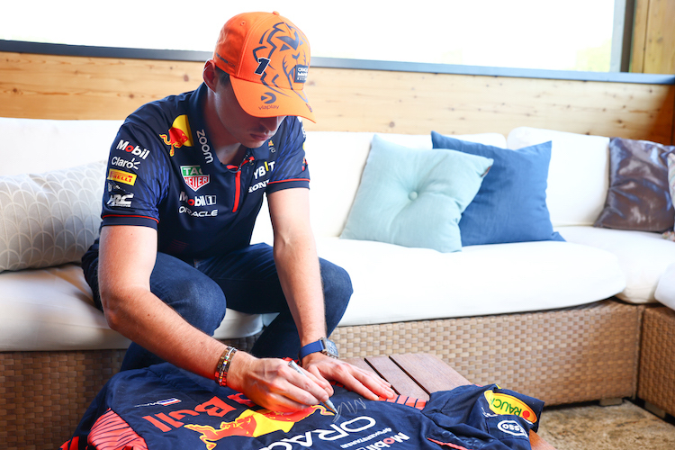 Max Verstappen hat den Rennanzug von Kanada natürlich auch signiert