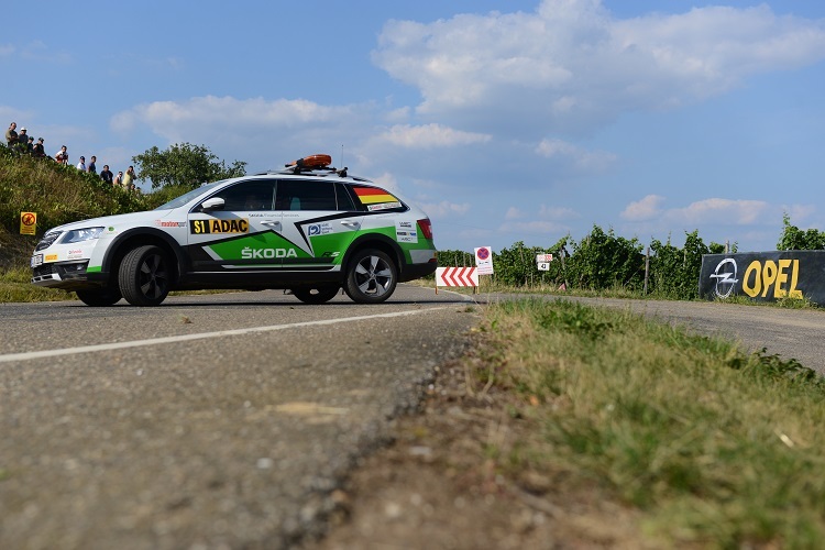 Eines der Sicherheitsfahrzeuge bei der ADAC Rallye Deutschland