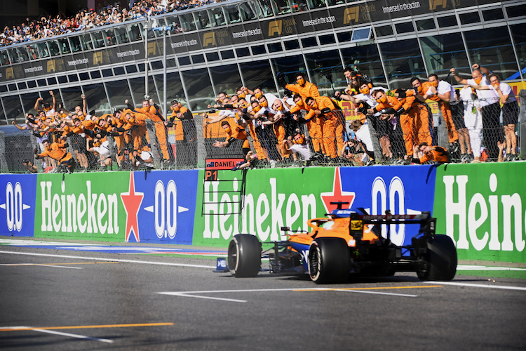 Daniel Ricciardo gewinnt das Rennen