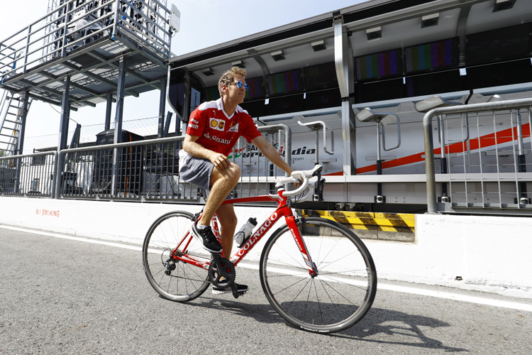 Sebastian Vettel mit seinem Fahrrad in Monza
