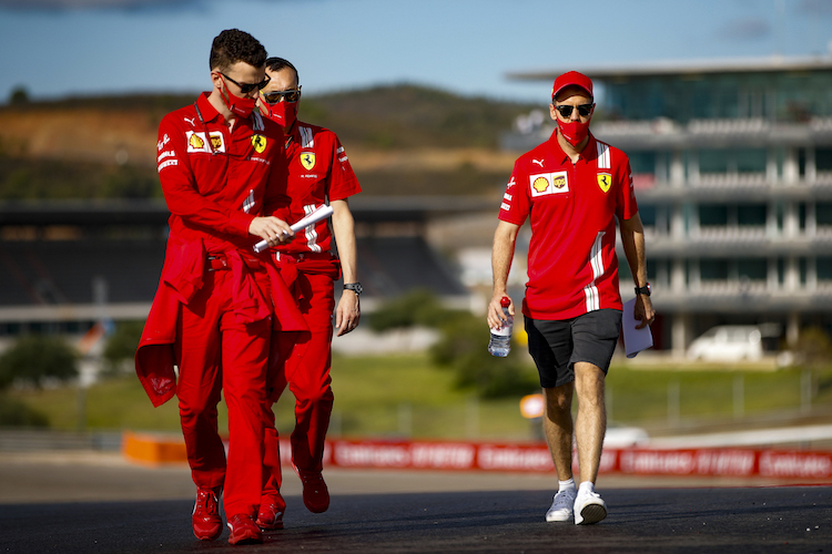 Sebastian Vettel mit seinen Mitarbeitern bei der Pistenbesichtigung in Portugal