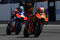 Buriram-GP: Pol Espargaró (44) vor seinem KTM-Kollegen Miguel Oliveira; sie landeten auf den Platz 13 und 16