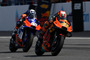Buriram-GP: Pol Espargaró (44) vor seinem KTM-Kollegen Miguel Oliveira; sie landeten auf den Platz 13 und 16