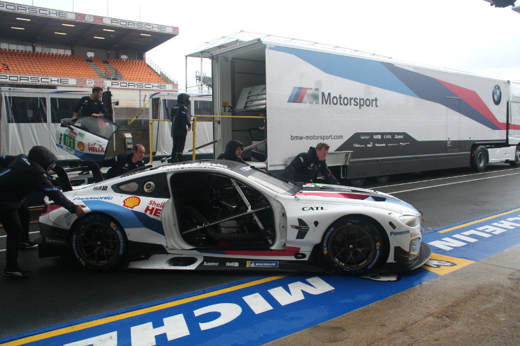 Der BMW M8 GTE in der Boxengasse der 24h von Le Mans