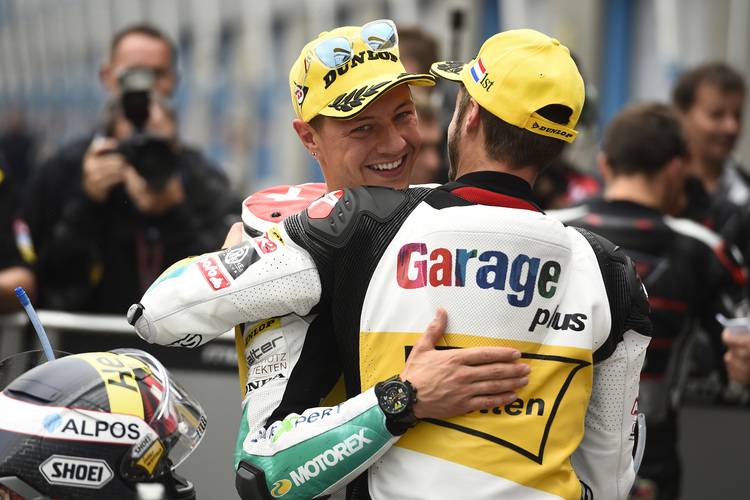 Assen 2016: Domi Aegerter gratuliert Tom Lüthi zur Pole-Position